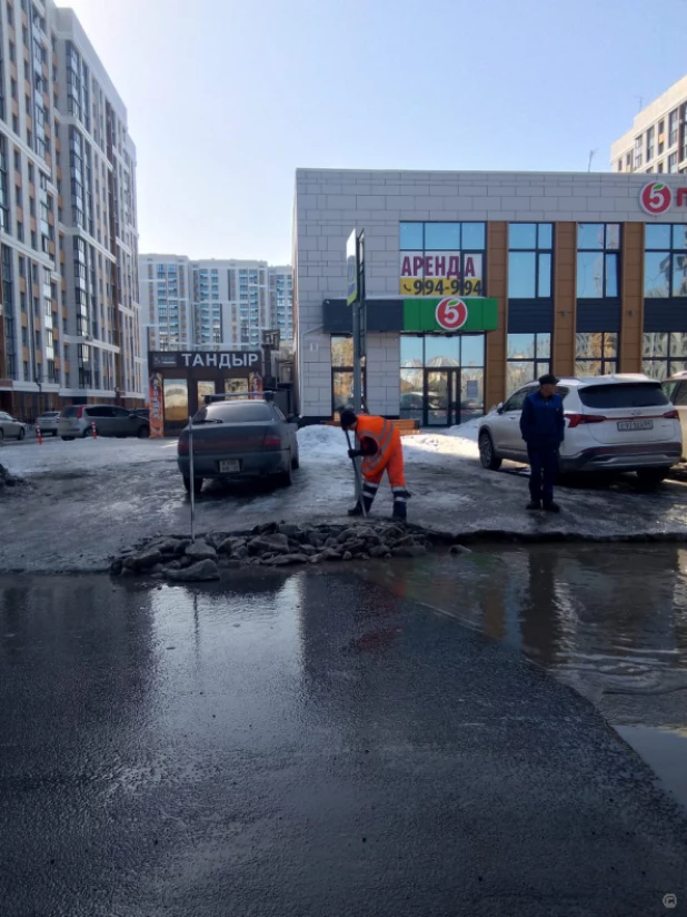 Дорожники очищают тротуары и ливневки.