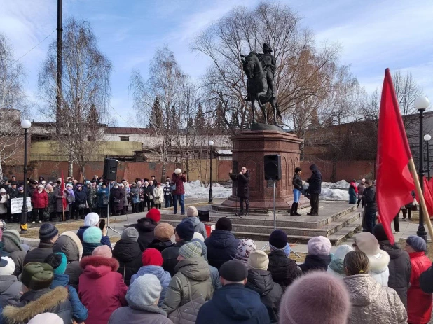 Митинг против повышения тарифов ЖКХ в Бийске.