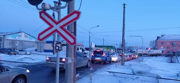 Поезд столкнулся с автомобилем.