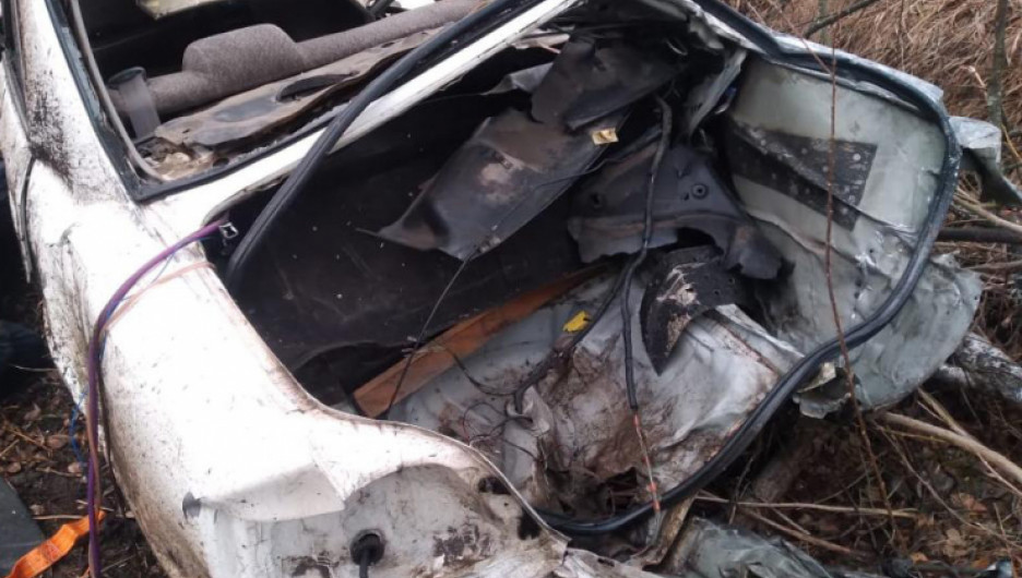 Автомобиль после жесткого столкновения улетел в кювет на Алтае