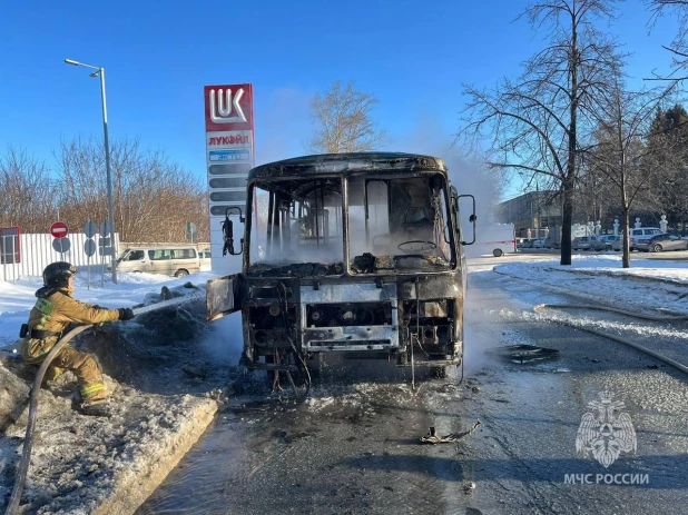 В Новосибирске сгорел автобус.