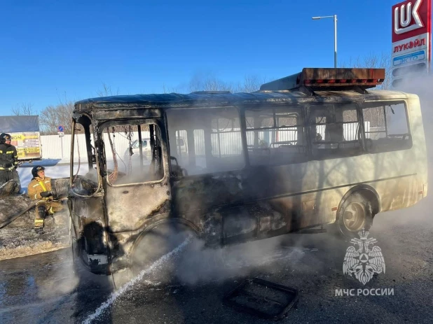 В Новосибирске сгорел автобус.