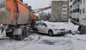 Грузовик на ехал на легковушки. 