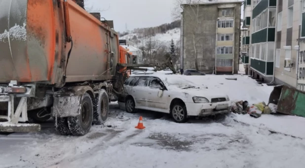 Грузовик на ехал на легковушки. 