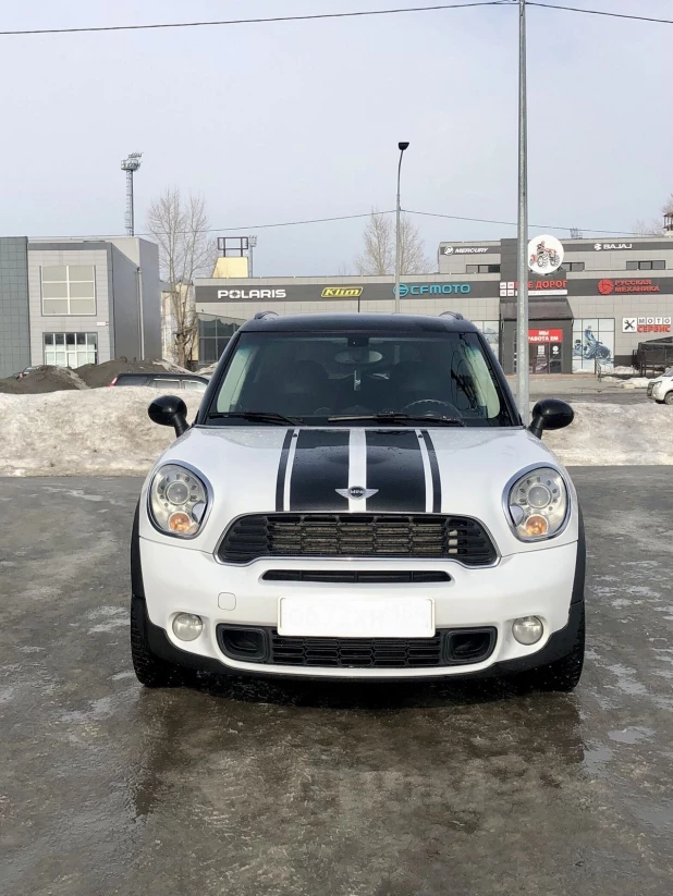 Необычный Mini Cooper в зебровой расцветке продают за 830 тыс. рублей в Барнауле.