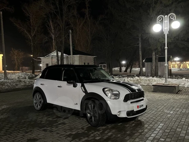 Необычный Mini Cooper в зебровой расцветке продают за 830 тыс. рублей в Барнауле.