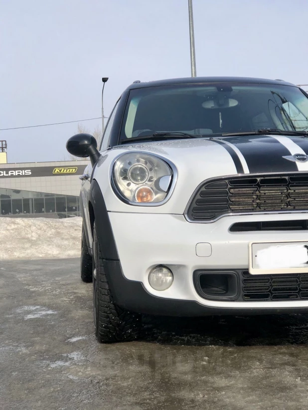 Необычный Mini Cooper в зебровой расцветке продают за 830 тыс. рублей в Барнауле.