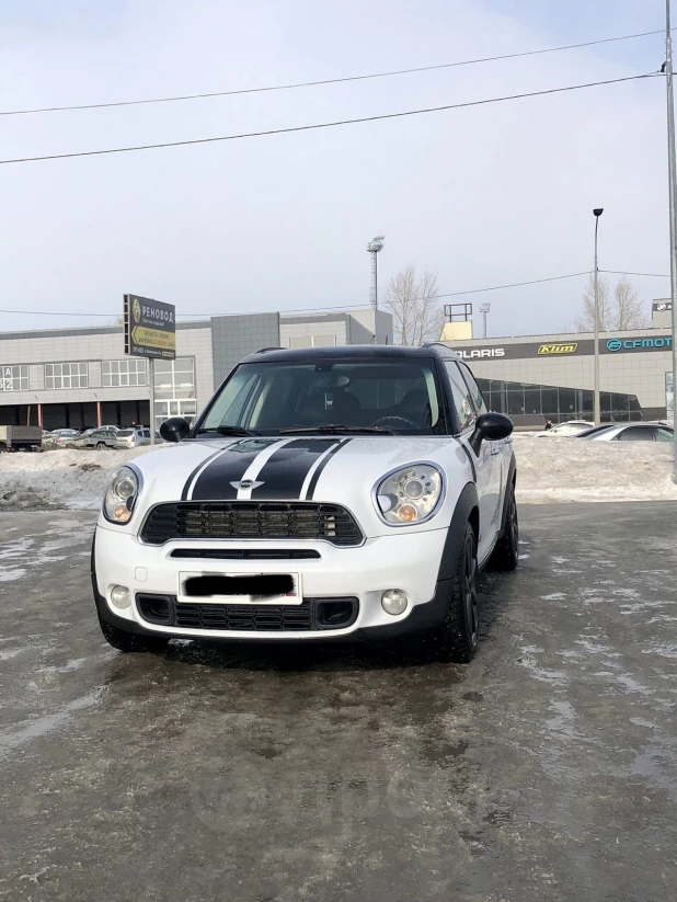 Необычный Mini Cooper в зебровой расцветке продают за 830 тыс. рублей в Барнауле.