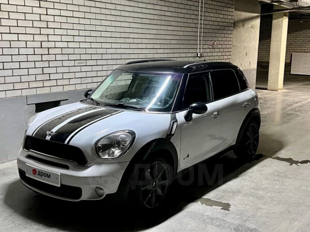 Необычный Mini Cooper в зебровой расцветке продают за 830 тыс. рублей в Барнауле.