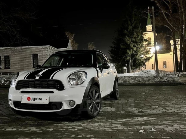 Необычный Mini Cooper в зебровой расцветке продают за 830 тыс. рублей в Барнауле.