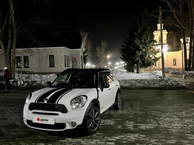 Необычный Mini Cooper в зебровой расцветке продают за 830 тыс. рублей в Барнауле.