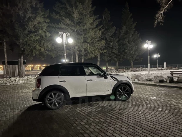 Необычный Mini Cooper в зебровой расцветке продают за 830 тыс. рублей в Барнауле.