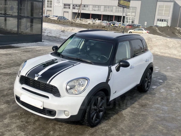 Необычный Mini Cooper в зебровой расцветке продают за 830 тыс. рублей в Барнауле.