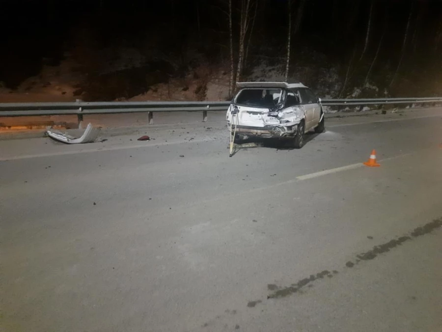 Автомобиль врезался в отбойник на Алтае.
