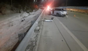 Автомобиль врезался в отбойник на Алтае.