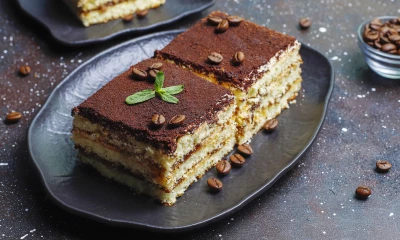 Рецепты на любой вкус: готовим пирожное тирамису и салат с сыром и окороком