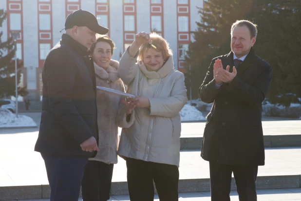 Вручение ключей от автомобилей скорой помощи.