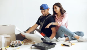 Парень и девушка делают ремонт.