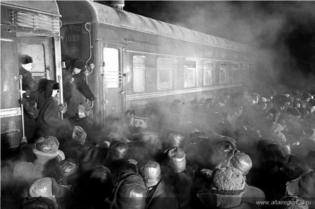 Прибытие первого поезда с целинниками на Алтай, фото 1954 года.