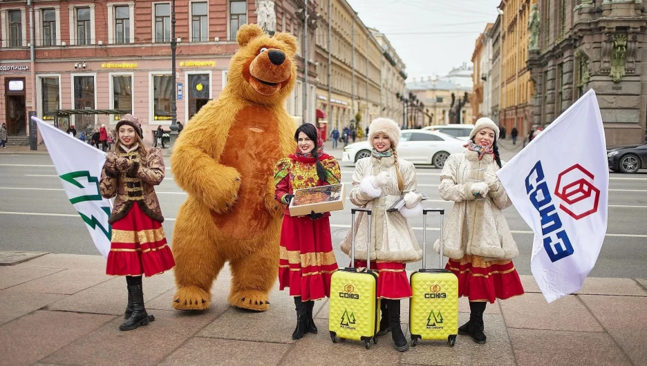 Медведь в окружении русских красавиц стал любимцем публики, гулявшей на Невском.
