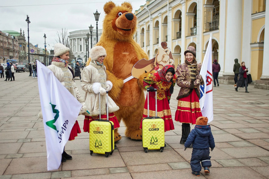 Медведь в окружении русских красавиц стал любимцем публики, гулявшей на Невском.
