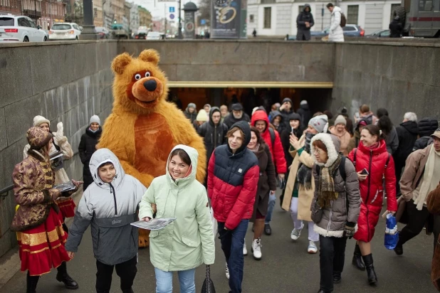 Сибирский медведь в центре внимания.