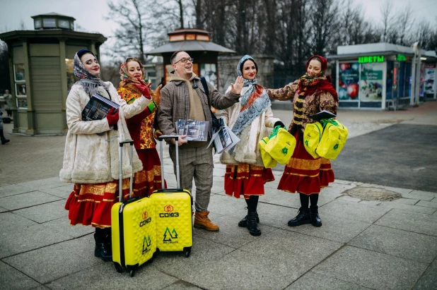 Девушки в национальных костюмах смогли вовлечь в общее действо прохожих.