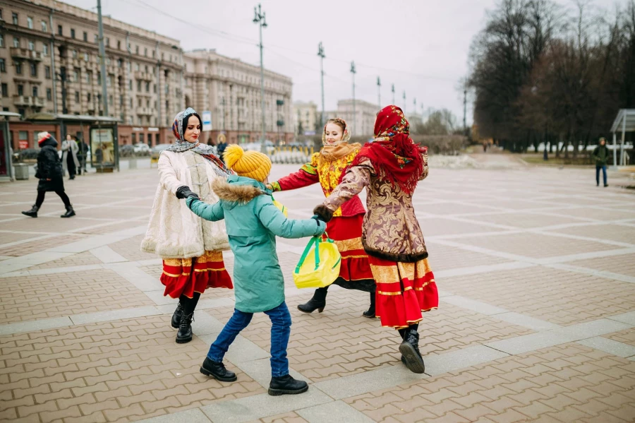 Девушки в национальных костюмах смогли вовлечь в общее действо прохожих.