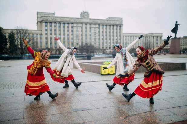 Девушки в национальных костюмах.