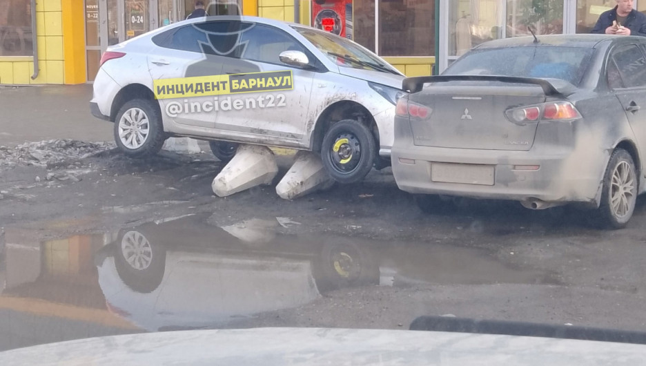 В Барнауле произошло ДТП с участием двух легковушек