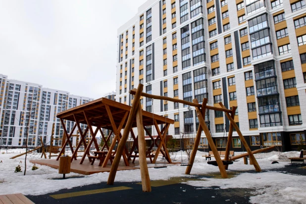 ЖК «Лапландия» – яркий жилой комплекс с с современной детской площадкой для игр.