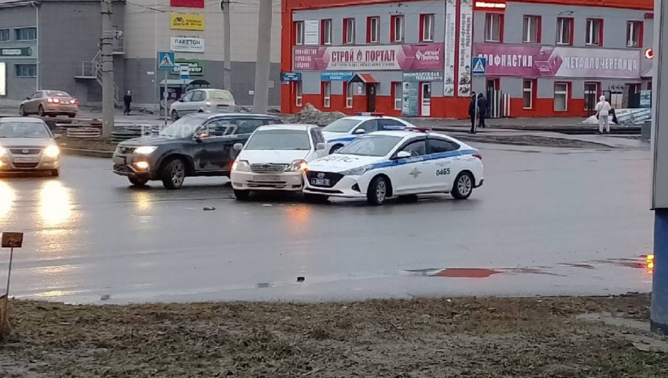 Легковушка и машина ДПС столкнулись в центре Барнаула