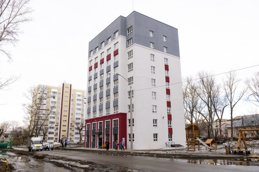 Девятиэтажный дом на ул. Беляева, 14 для переселенцев из аварийного жилья и детей-сирот.