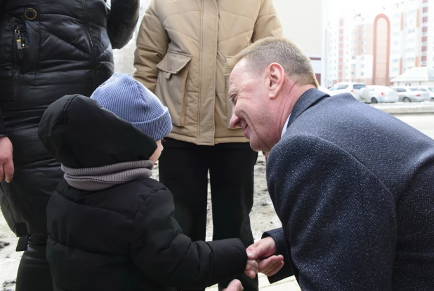 Гендиректор Владимир Отмашкин вместе с губернатором края Виктором Томенко вручили ключи от квартир в девятиэтажном доме на ул. Беляева, 14 новым жильцам.