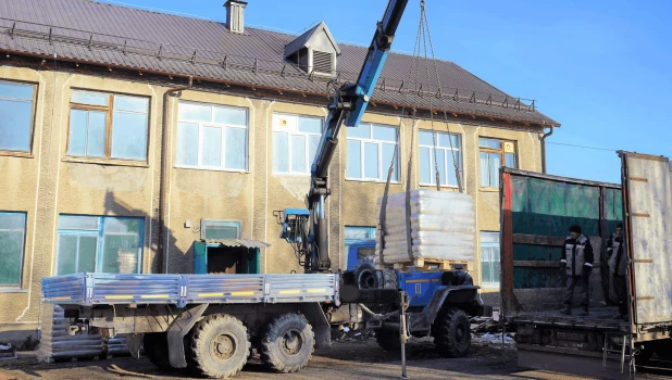 Компания Сибирь-Полиметаллы оказала помощь в ремонте Таловской школы, организовав разгрузку крупногабаритных стройматериалов.