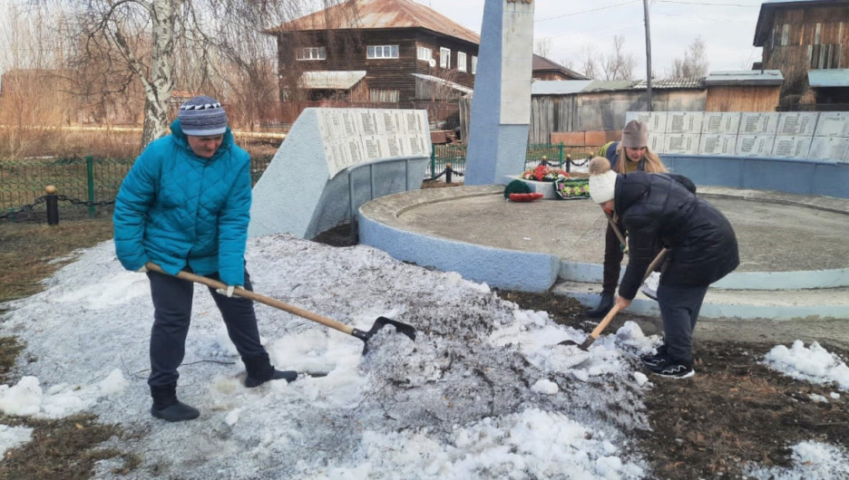 Несколько тысяч барнаульцев снова очистили улицы от снега и мусора
