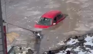 Автомобиль утонул в луже.