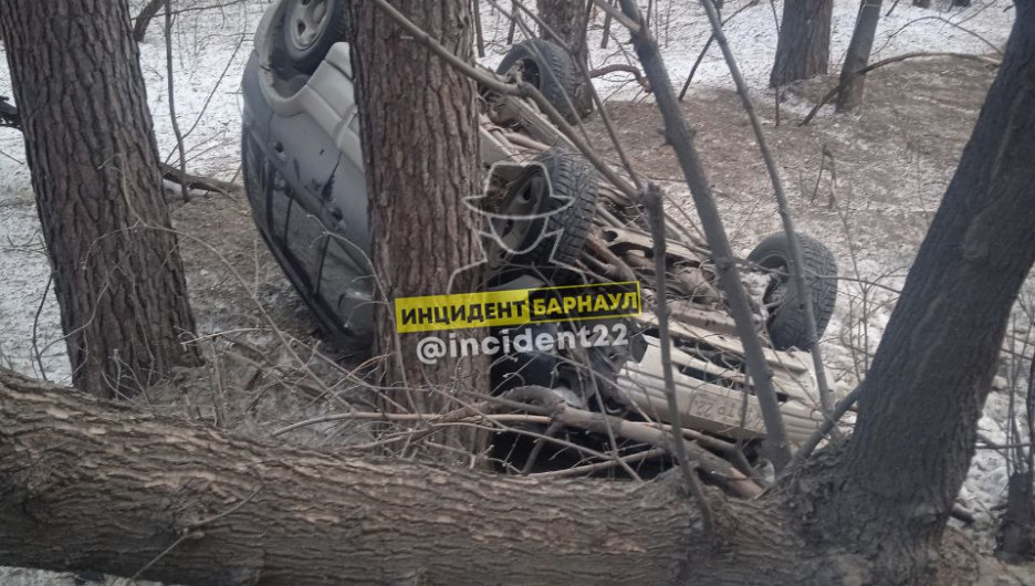 Перевернутый автомобиль обнаружили в Барнауле