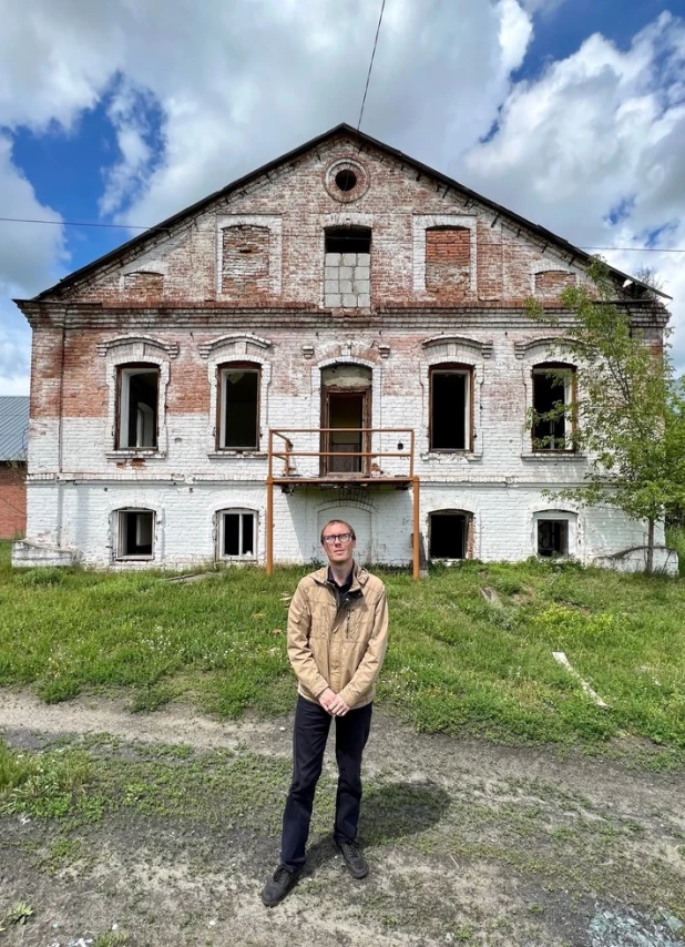 Здание бывшего винокуренного завода В. Поскотинова в Б. Ключах. Перед ним - историк Данил Дегтярев.