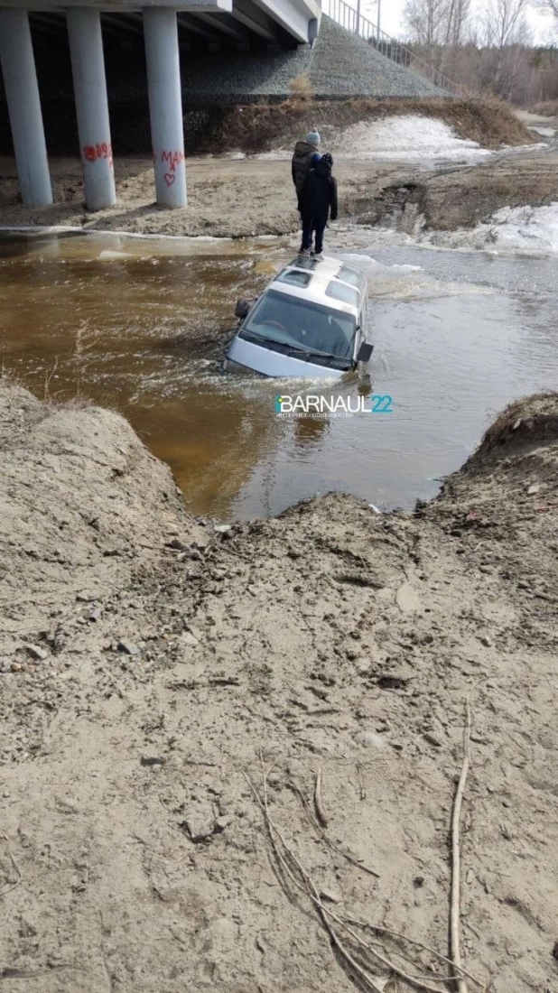 Микроавтобус вместе с пассажирами утонул в Барнаулке

