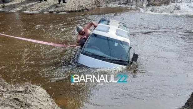 Микроавтобус вместе с пассажирами утонул в Барнаулке

