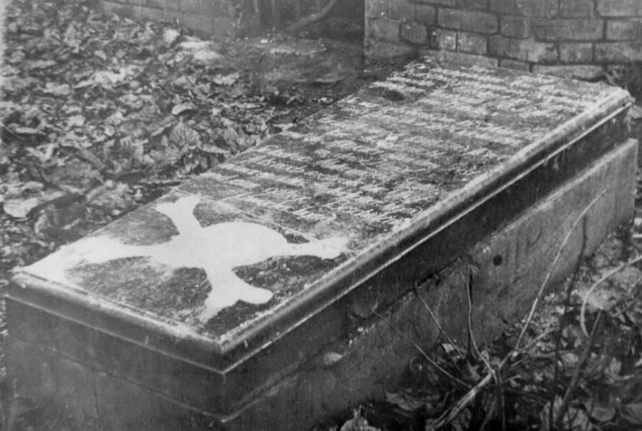 Памятник в Нагорном кладбище, дата фото не указана.