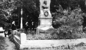 Памятник Н. Ядринцеву на Нагорном кладбище, фото 1960 годов.
