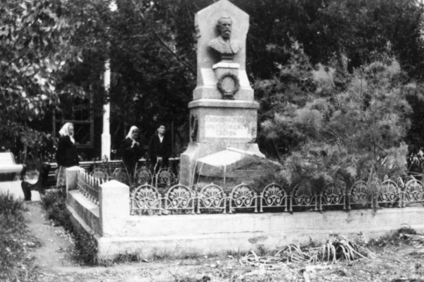 Памятник Н. Ядринцеву на Нагорном кладбище, фото 1960 годов.