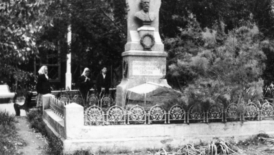 Памятник Н. Ядринцеву на Нагорном кладбище, фото 1960 годов.
