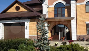 Родовое поместье с шикарным садом продают за 42,5 млн рублей в Алтайском крае

