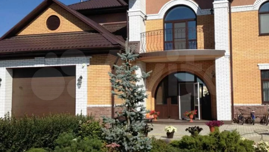Родовое поместье с шикарным садом продают за 42,5 млн рублей в Алтайском крае

