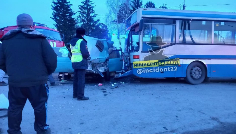 Смертельное ДТП с участием пассажирского автобуса и "Нивы" произошло во Власихе