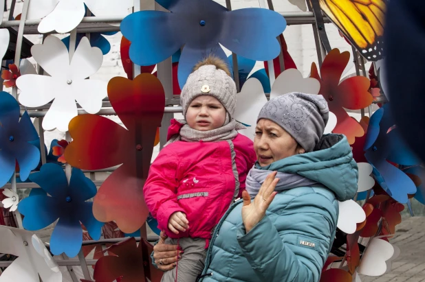 Как Барнаул украшали к Пасхе огромными яйцами в 2017 и 2018 году.