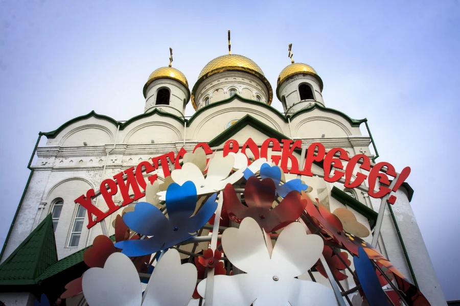 Как Барнаул украшали к Пасхе огромными яйцами в 2017 и 2018 году.